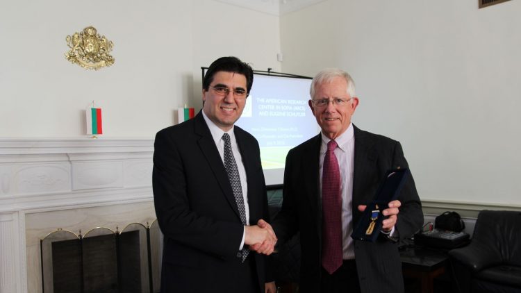 Церемония за награждаване на Юджийн Скайлър със „Златна лаврова клонка“ за неговия значителен принос за Освобождението на България